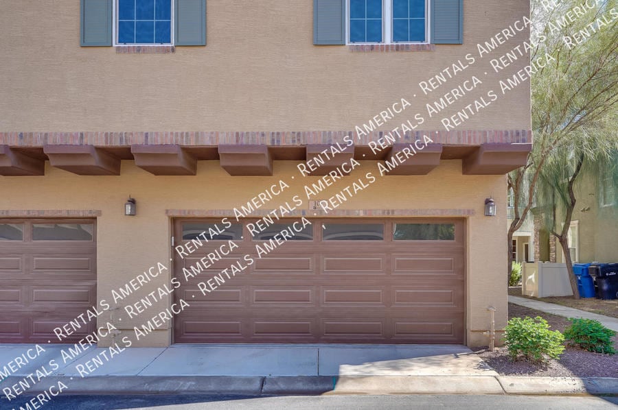 Building Photo - 2727 S Equestrian Dr