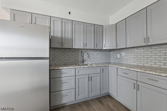 Building Photo - 94 Park Ave