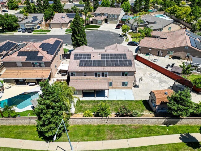 Building Photo - Perfect 6/3 Clovis Home for Large Family!