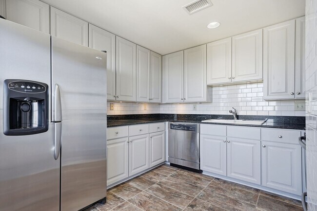 Building Photo - Penthouse Living in Midtown!