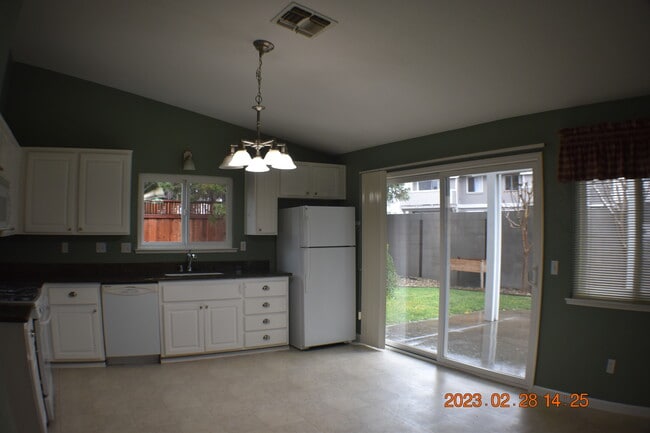 Building Photo - 104 Southwood Ct