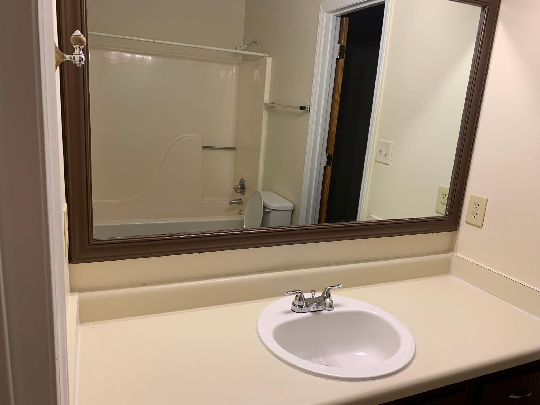 Full bathroon sink - 1417 Cherrycrest Dr