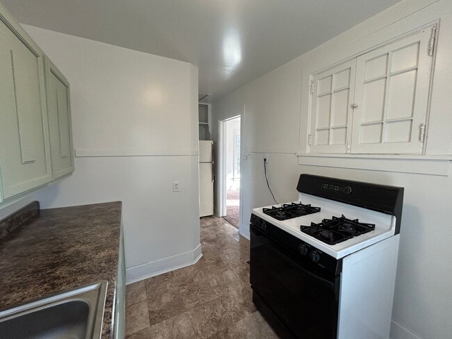 Building Photo - ET1608 E 12th St