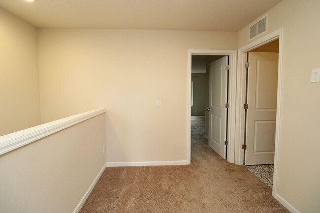 Building Photo - 3 Bedroom Luxury Townhouse in Beautiful Happy Valley