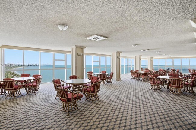 Building Photo - 600 Grapetree Dr