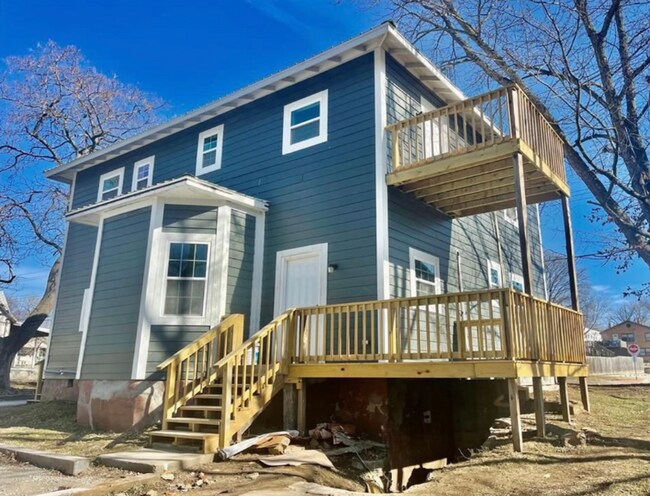 Primary Photo - 323 N Ash St