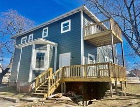 Building Photo - 323 N Ash St