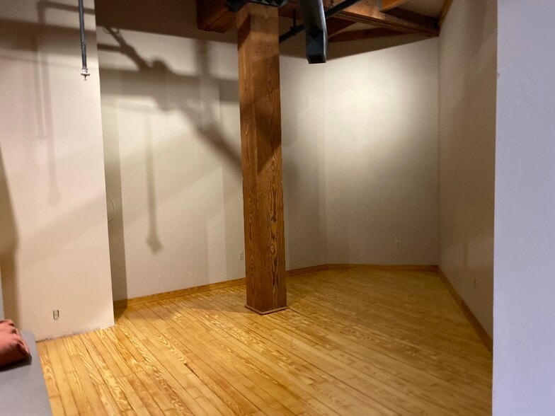 Building Photo - 230 W Tazewell St