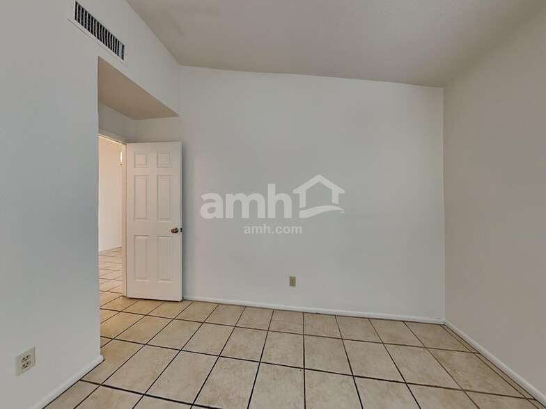 Building Photo - 3603 N 107th Dr