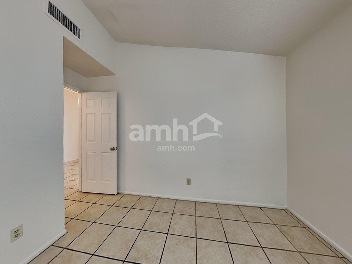 Building Photo - 3603 N 107th Dr