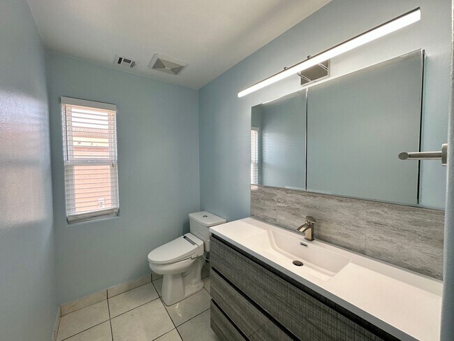 Building Photo - 4053 Sunset Ln