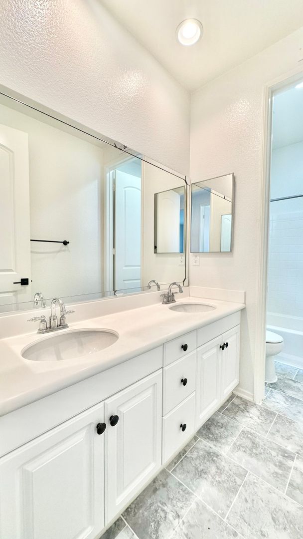 Building Photo - Beautifully Updated Two-Story Home in Lake...