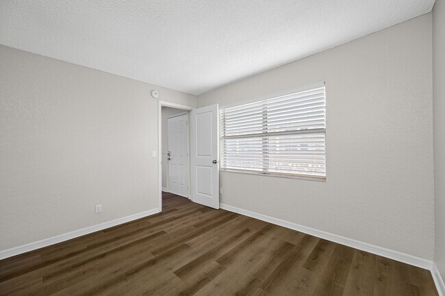Building Photo - Newly Renovated 2 Bed-2 Bath Apartment wit...
