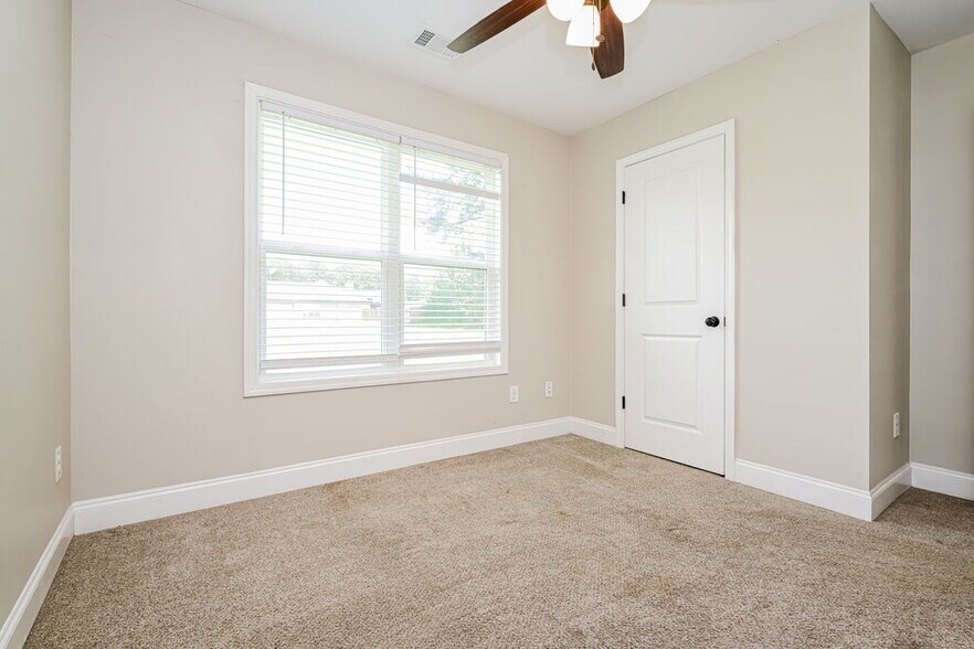 Building Photo - 320 Woodland Ridge Cir