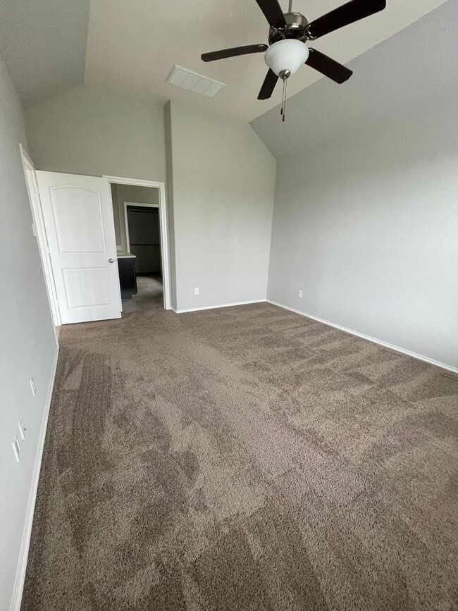 Building Photo - Large Beautiful Home located in the heart ...