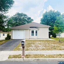 Building Photo - 107 Pine Oak Blvd