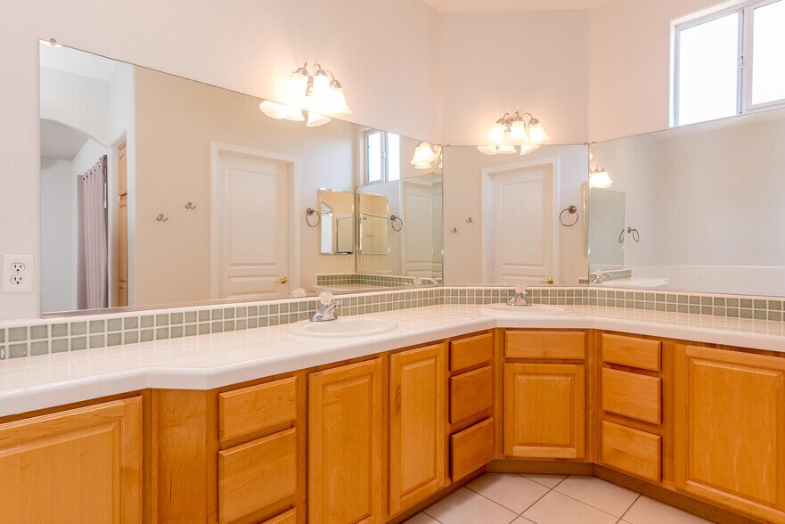 Building Photo - 903 Lawrence Dr