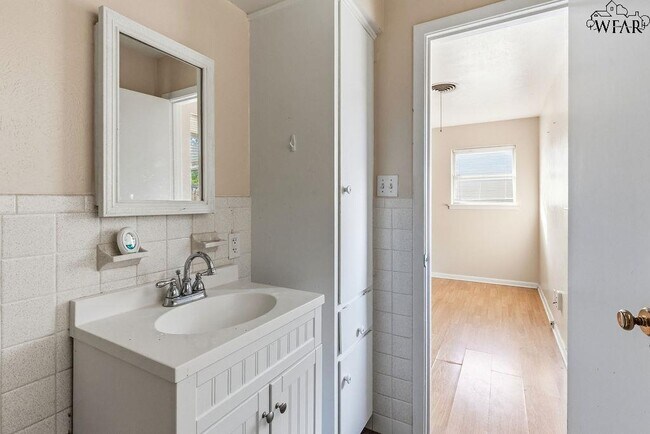 Building Photo - 4202 Meadowbrook Dr