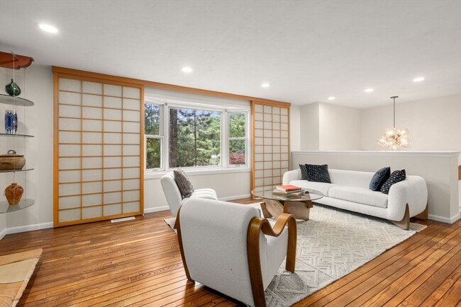 Building Photo - 10 Pinewood Cir