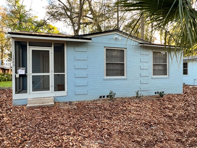 Primary Photo - 2BR/1BA Renovated Cottage Within WALKING D...