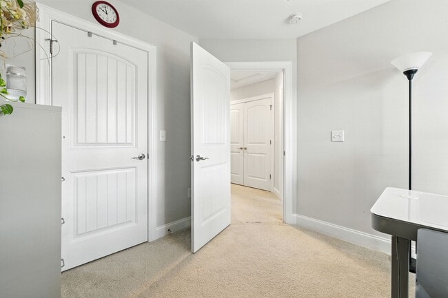 Building Photo - Immaculate Townhouse with Finished Basement