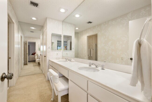 Main bathroom - 2604 N Whitewater Club Dr