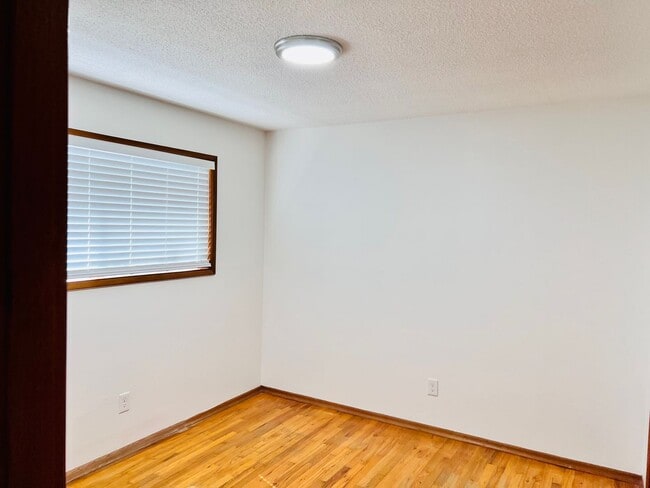 Building Photo - Single level 1 bed meets Mid-Century cool