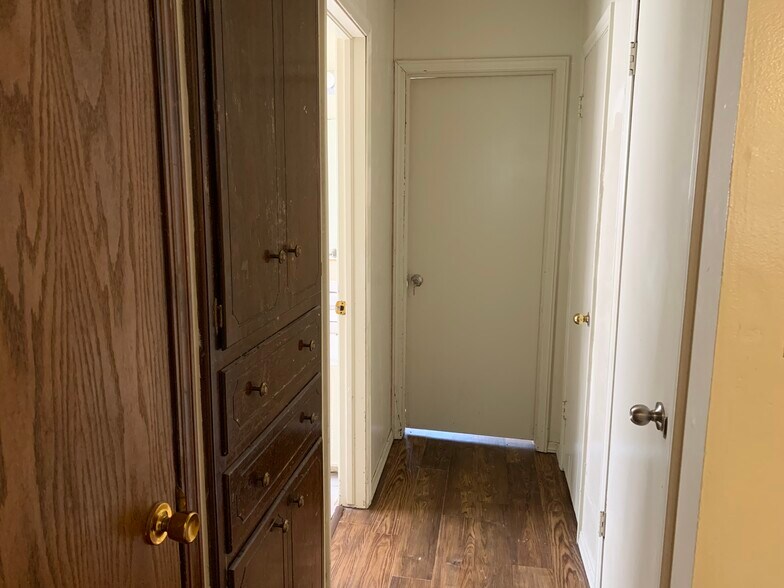 hall with cabinets - 1317 Lakecrest Dr