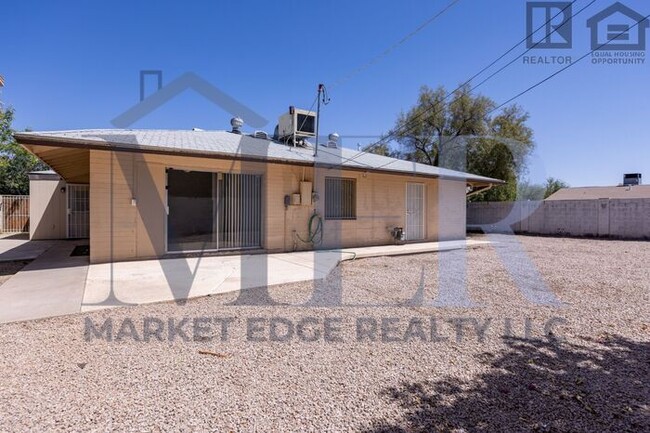 Building Photo - 3Bed/2Bath House at 19th/Camelback! $1599 ...