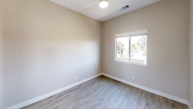 Building Photo - 4BD/2BA, Private Yard!