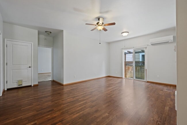 Building Photo - MOVE IN READY! 2 bed, 2 bath townhouse. No...