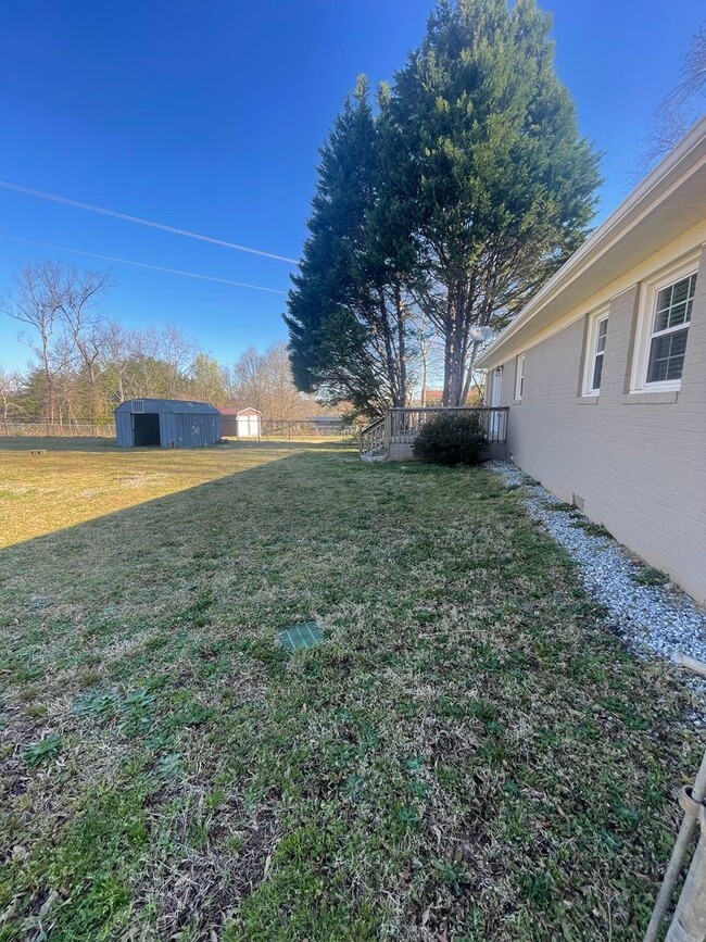 Building Photo - 3 Bedroom 2 Bath Home in Greer  Near Lake ...