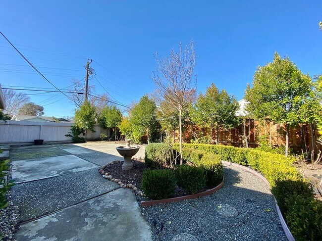 Building Photo - Centrally Located Three Bedroom North Napa Home