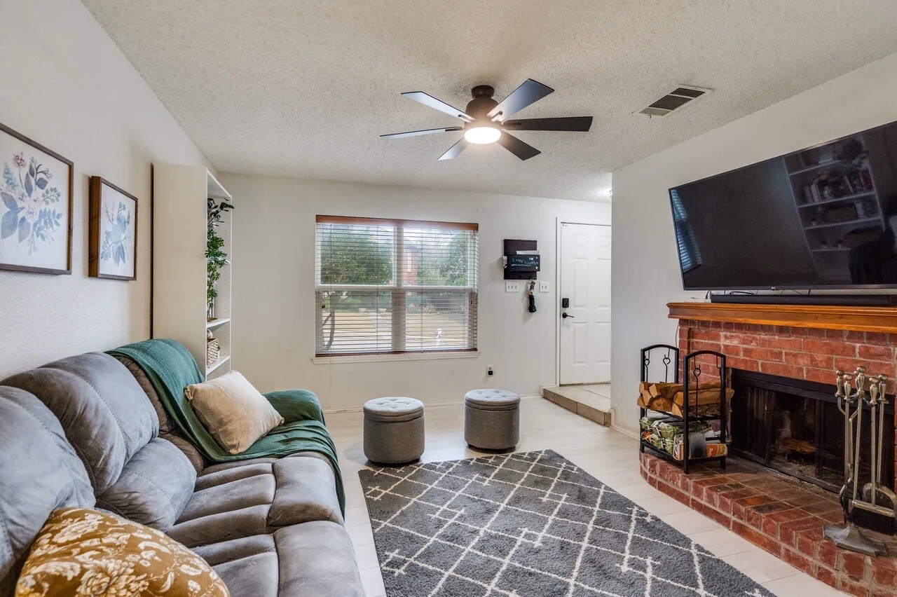 Building Photo - Room in House on Bandera St