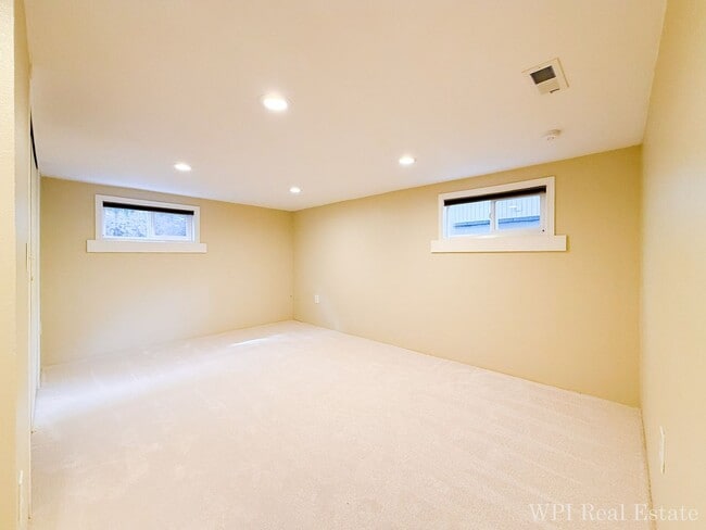 Building Photo - Beautifully Remodeled 4 Bed, 2 Bath Spacious Home with Second Kitchen Near UW Medical!