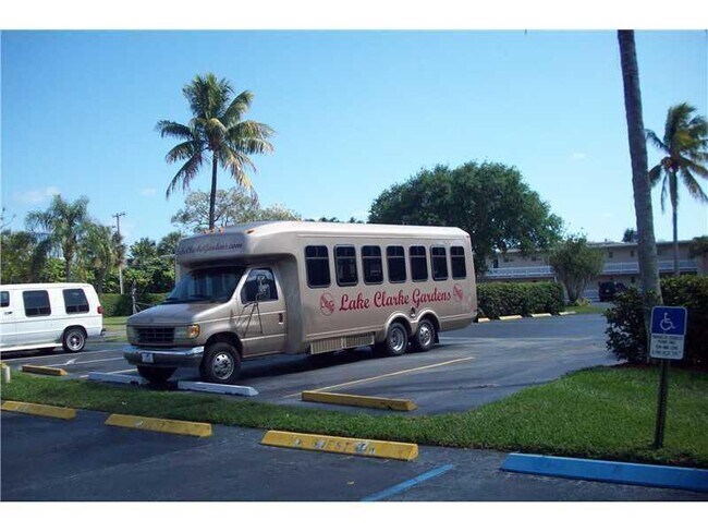 Building Photo - 2682 Garden Dr S