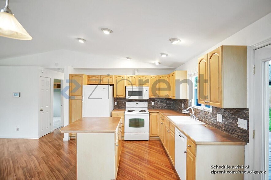 Building Photo - 5528 180th St SW