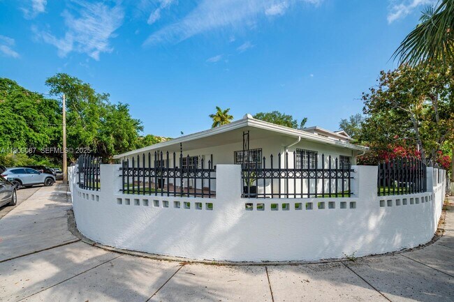 Building Photo - 510 NE 66th St