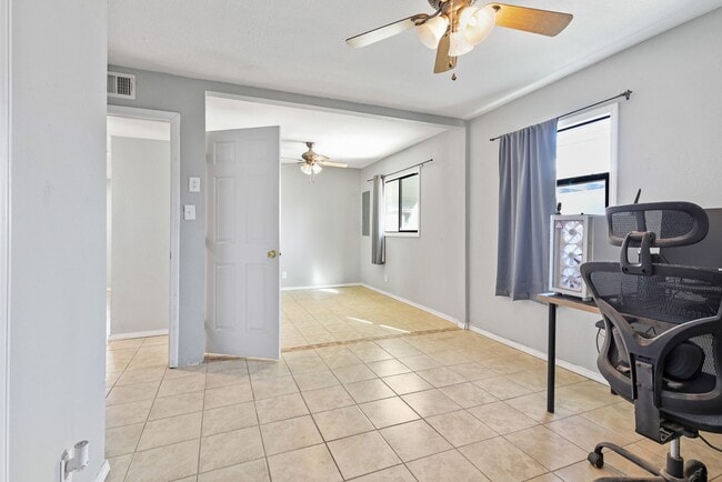 Building Photo - Roomy 3 Bedroom Home with a Fireplace