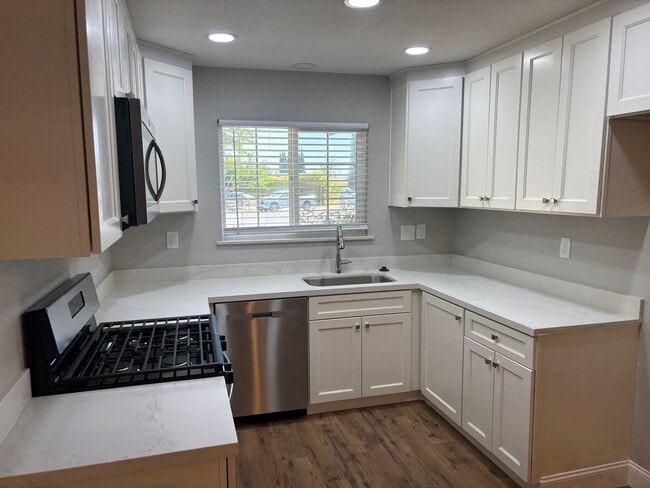 Building Photo - Terrific Brentwood location at the end of ...