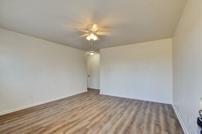 Building Photo - 936-938 Schumann Dr