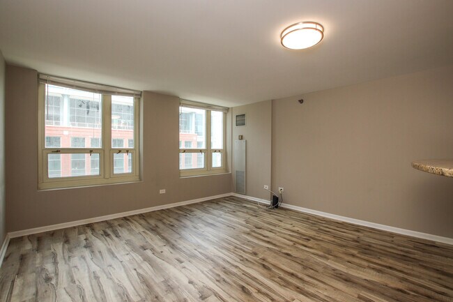 Building Photo - 345 N La Salle Dr