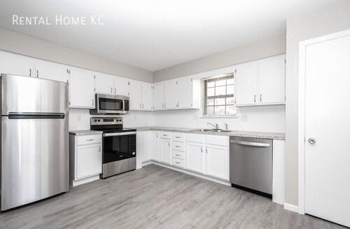 Building Photo - Roomy 3-bed 2-bath Duplex w/Fin Lower Leve...