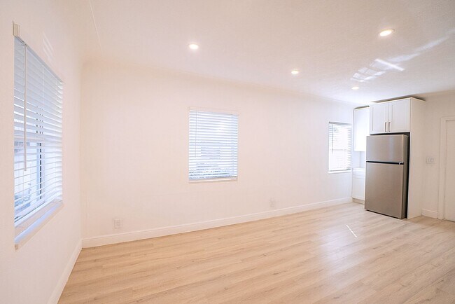 Building Photo - 626 23rd Ave S