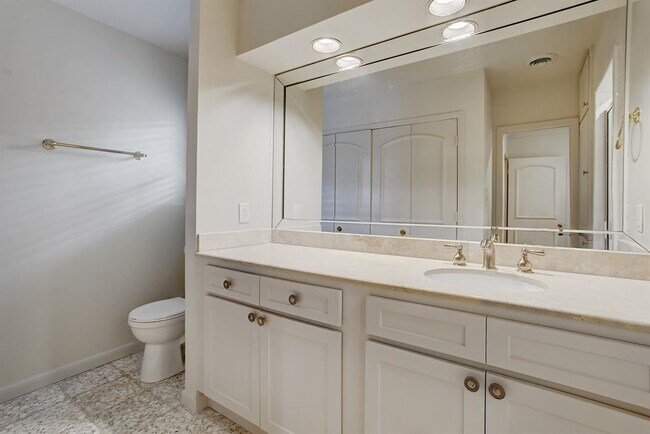 Building Photo - 6139 Chevy Chase Dr