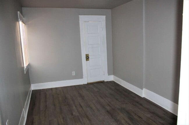 Building Photo - This remodeled charmer is close to Tech and ready for new tenants 7-15-26
