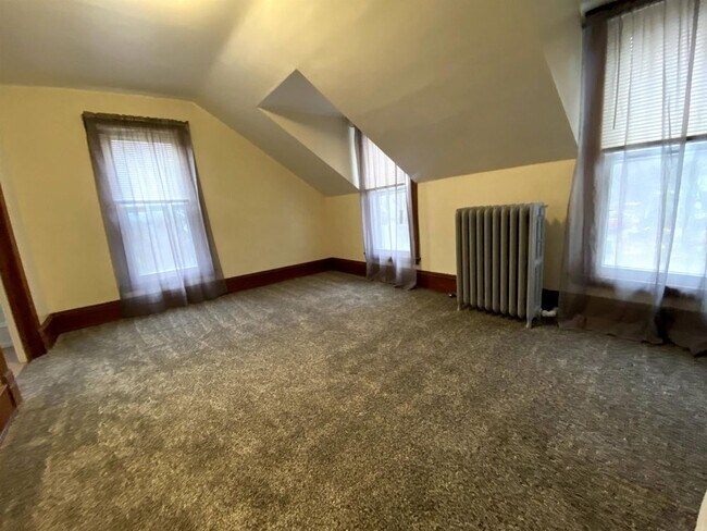 Building Photo - 701 3rd Avenue NE Independence Apt C