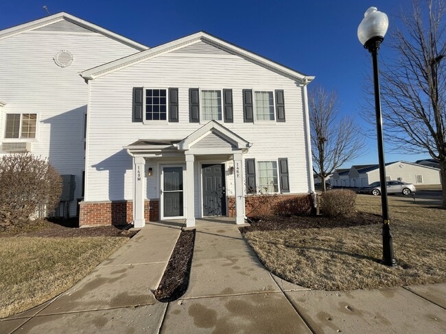 Primary Photo - Spotless RANCH 2 Bed, 2 Bath Condo With 1 ...