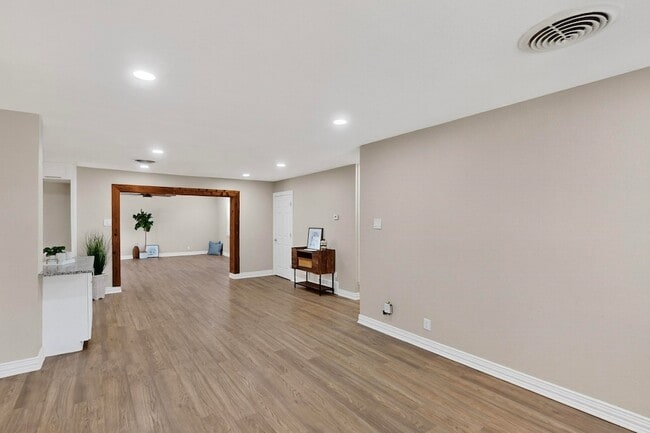 Building Photo - 2949 Hollandale Ln