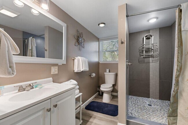 Building Photo - 1308 Fredrick Ln